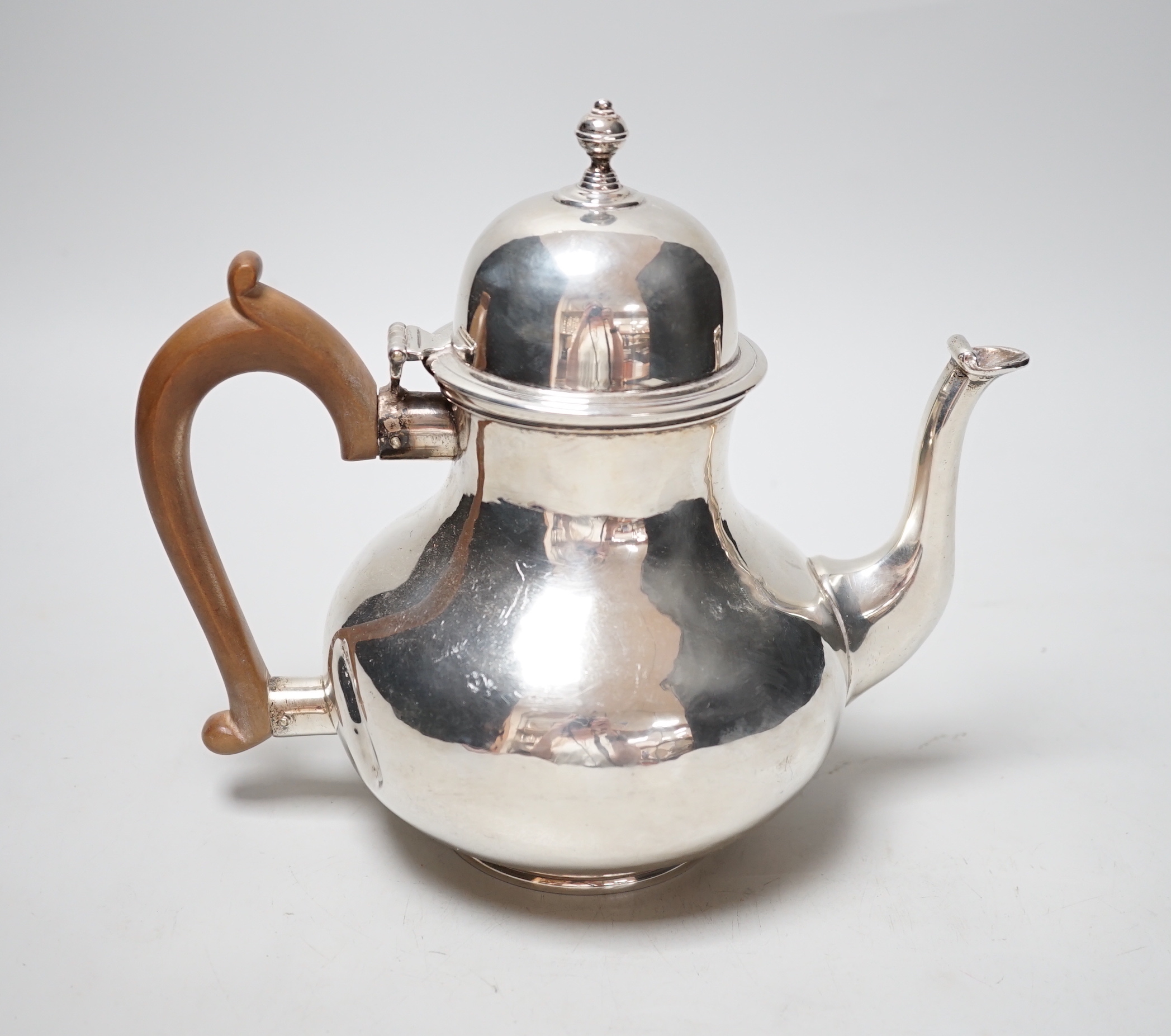 A George V Queen Anne style silver coffee pot, Searle & Co, London, 1933, gross weight 18.2oz.